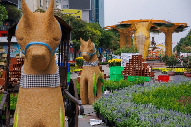 "Đại chiến" 3 đường hoa hot nhất TPHCM năm nay: Ngựa th&eacute;p 2 tỷ nặng 5 tấn liệu c&oacute; khiến tượng đ&agrave;i 11m ở Nguyễn Huệ phải d&egrave; chừng?- Ảnh 7.