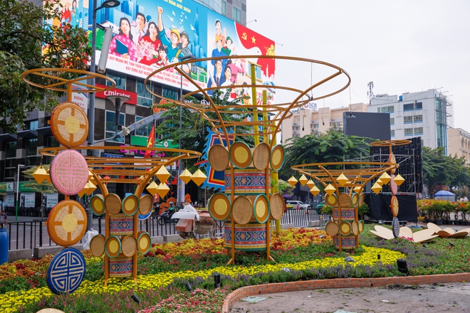 "Đại chiến" 3 đường hoa hot nhất TPHCM năm nay: Ngựa th&eacute;p 2 tỷ nặng 5 tấn liệu c&oacute; khiến tượng đ&agrave;i 11m ở Nguyễn Huệ phải d&egrave; chừng?- Ảnh 4.