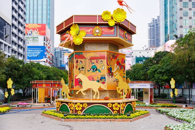 "Đại chiến" 3 đường hoa hot nhất TPHCM năm nay: Ngựa th&eacute;p 2 tỷ nặng 5 tấn liệu c&oacute; khiến tượng đ&agrave;i 11m ở Nguyễn Huệ phải d&egrave; chừng?- Ảnh 5.