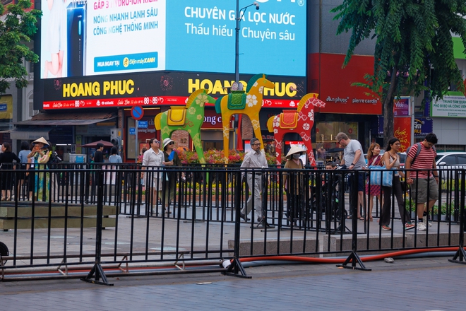 "Đại chiến" 3 đường hoa hot nhất TPHCM năm nay: Ngựa th&eacute;p 2 tỷ nặng 5 tấn liệu c&oacute; khiến tượng đ&agrave;i 11m ở Nguyễn Huệ phải d&egrave; chừng?- Ảnh 9.