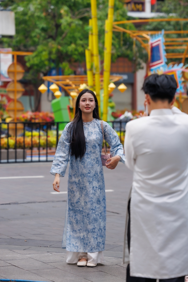 "Đại chiến" 3 đường hoa hot nhất TPHCM năm nay: Ngựa th&eacute;p 2 tỷ nặng 5 tấn liệu c&oacute; khiến tượng đ&agrave;i 11m ở Nguyễn Huệ phải d&egrave; chừng?- Ảnh 8.