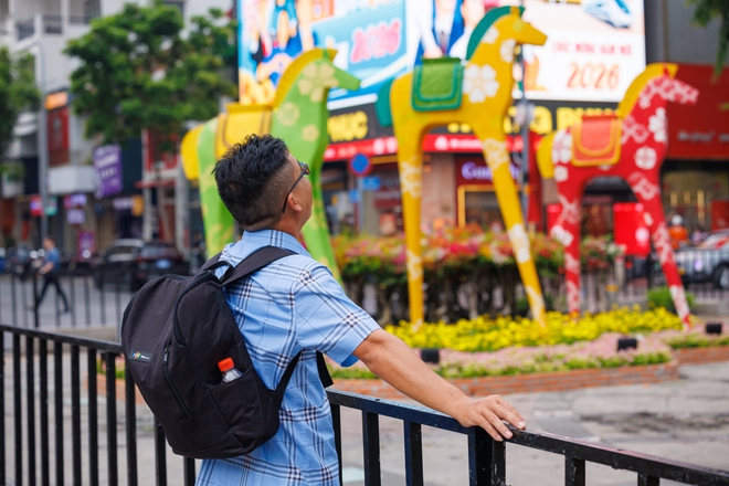 "Đại chiến" 3 đường hoa hot nhất TPHCM năm nay: Ngựa th&eacute;p 2 tỷ nặng 5 tấn liệu c&oacute; khiến tượng đ&agrave;i 11m ở Nguyễn Huệ phải d&egrave; chừng?- Ảnh 11.