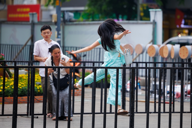 "Đại chiến" 3 đường hoa hot nhất TPHCM năm nay: Ngựa th&eacute;p 2 tỷ nặng 5 tấn liệu c&oacute; khiến tượng đ&agrave;i 11m ở Nguyễn Huệ phải d&egrave; chừng?- Ảnh 10.