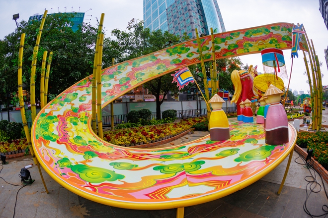 "Đại chiến" 3 đường hoa hot nhất TPHCM năm nay: Ngựa th&eacute;p 2 tỷ nặng 5 tấn liệu c&oacute; khiến tượng đ&agrave;i 11m ở Nguyễn Huệ phải d&egrave; chừng?- Ảnh 3.