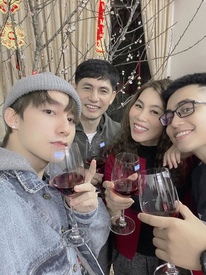 "T&oacute;m d&iacute;nh" MONO tại nh&agrave; ở Hưng Y&ecirc;n, bố mẹ Sơn T&ugrave;ng M-TP tất bật soạn sửa đ&oacute;n 2 con trai về ăn Tết- Ảnh 8.