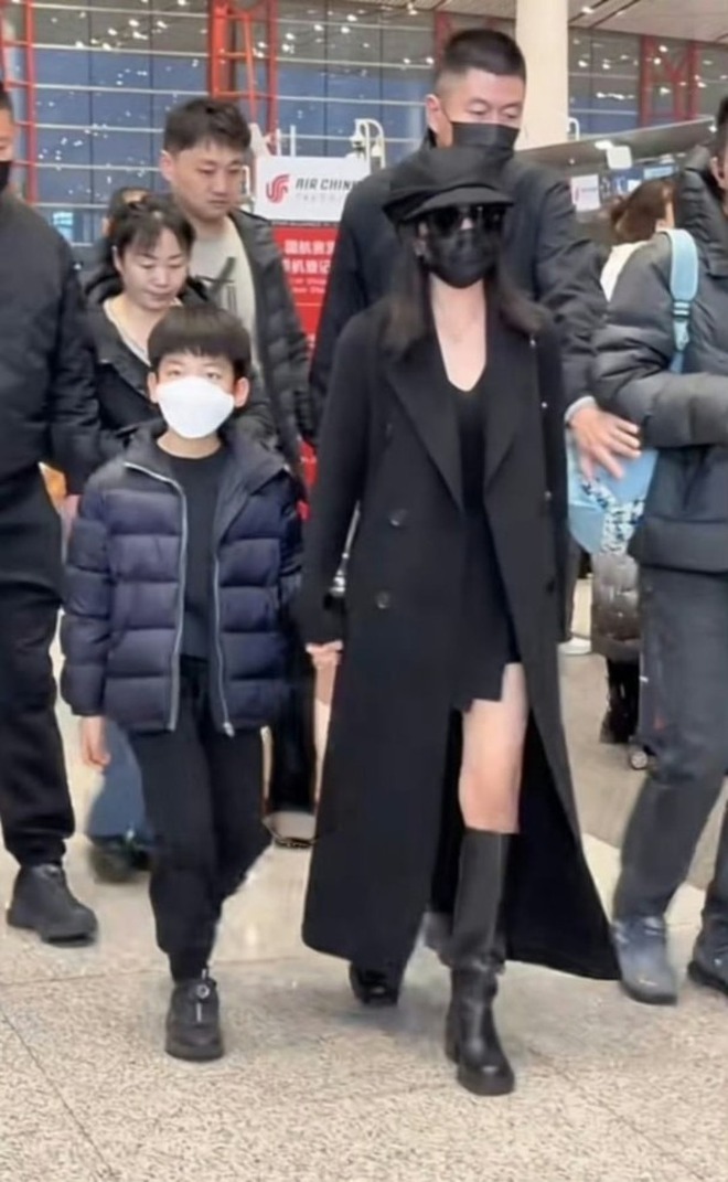 Sao Cbiz "nhuộm đỏ" m&ugrave;ng 1: Mẹ con Angelababy nghi ăn Tết với Huỳnh Hiểu Minh, 1 mỹ nam chi 980 triệu l&igrave; x&igrave; fan- Ảnh 8.