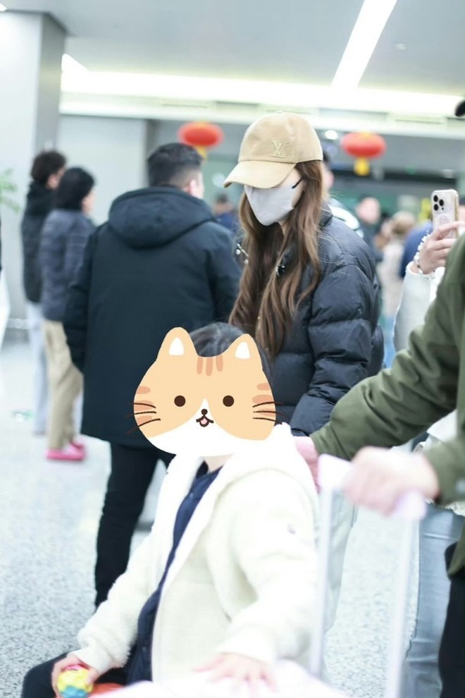 Sao Cbiz "nhuộm đỏ" m&ugrave;ng 1: Mẹ con Angelababy nghi ăn Tết với Huỳnh Hiểu Minh, 1 mỹ nam chi 980 triệu l&igrave; x&igrave; fan- Ảnh 5.