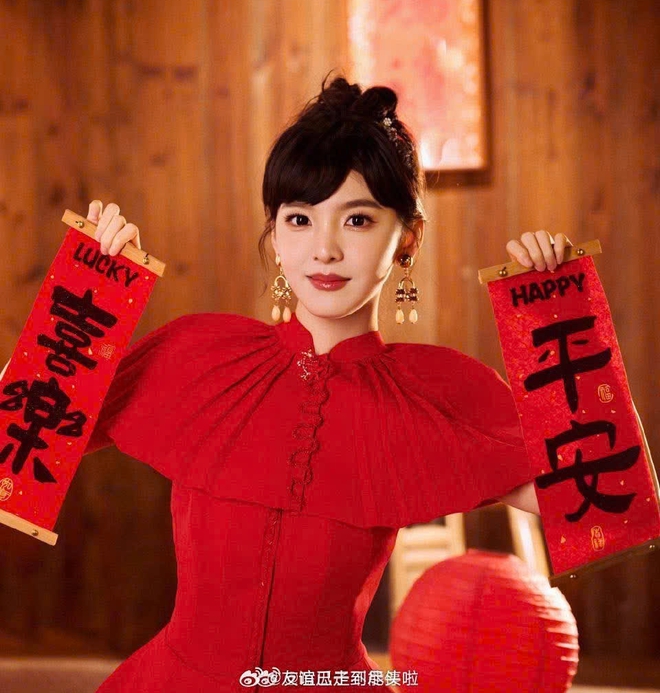 Sao Cbiz "nhuộm đỏ" m&ugrave;ng 1: Mẹ con Angelababy nghi ăn Tết với Huỳnh Hiểu Minh, 1 mỹ nam chi 980 triệu l&igrave; x&igrave; fan- Ảnh 20.