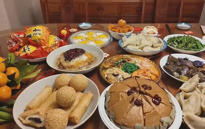 Sao Cbiz "nhuộm đỏ" m&ugrave;ng 1: Mẹ con Angelababy nghi ăn Tết với Huỳnh Hiểu Minh, 1 mỹ nam chi 980 triệu l&igrave; x&igrave; fan- Ảnh 10.