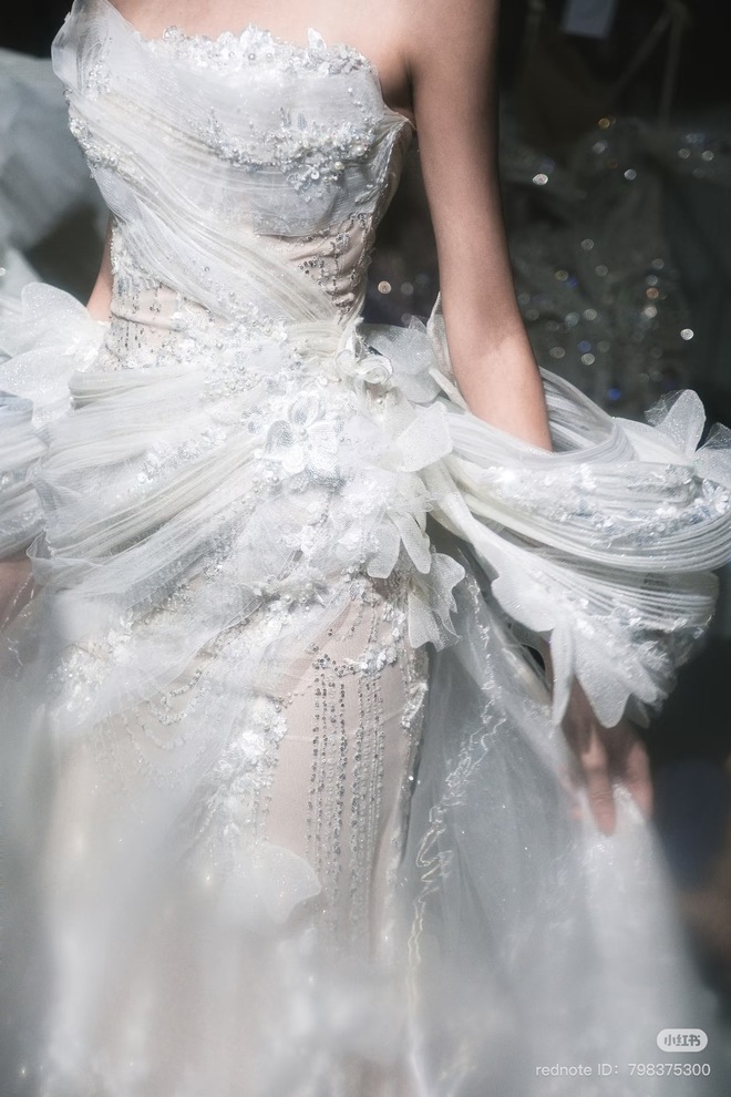 "M&atilde;" Đ&aacute;o Th&agrave;nh C&ocirc;ng: Thời trang Việt Nam đang phi nước đại tr&ecirc;n những đại lộ lớn nhất thế giới- Ảnh 12.