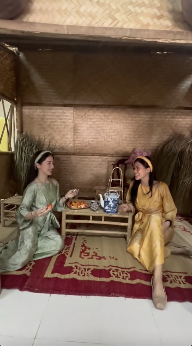 "Thập cẩm" như Tết nh&agrave; tỷ ph&uacute; Johnathan Hạnh Nguyễn: Mặc &aacute;o b&agrave; ba, g&oacute;i b&aacute;nh t&eacute;t rồi... đ&aacute;nh pickleball!- Ảnh 3.