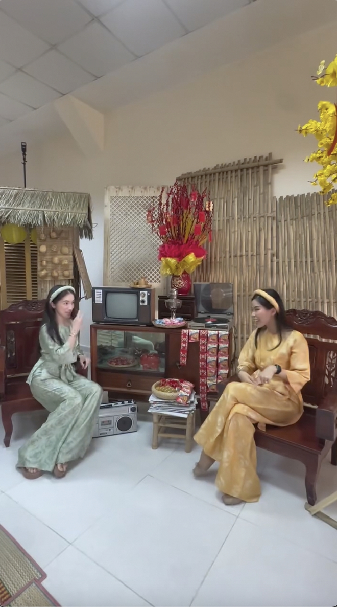 "Thập cẩm" như Tết nh&agrave; tỷ ph&uacute; Johnathan Hạnh Nguyễn: Mặc &aacute;o b&agrave; ba, g&oacute;i b&aacute;nh t&eacute;t rồi... đ&aacute;nh pickleball!- Ảnh 4.