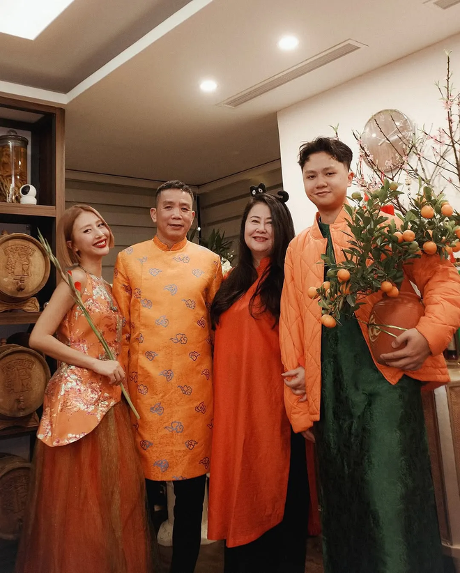 Gia đ&igrave;nh mốt nhất M&ugrave;ng 1 c&ograve;n ai ngo&agrave;i Quỳnh Anh Shyn: Gần 10 năm khiến d&acirc;n mạng ph&aacute;t cuồng mỗi Tết- Ảnh 7.
