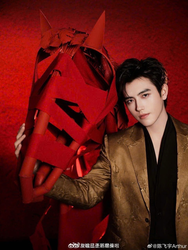 Sao Cbiz "nhuộm đỏ" m&ugrave;ng 1: Mẹ con Angelababy nghi ăn Tết với Huỳnh Hiểu Minh, 1 mỹ nam chi 980 triệu l&igrave; x&igrave; fan- Ảnh 23.