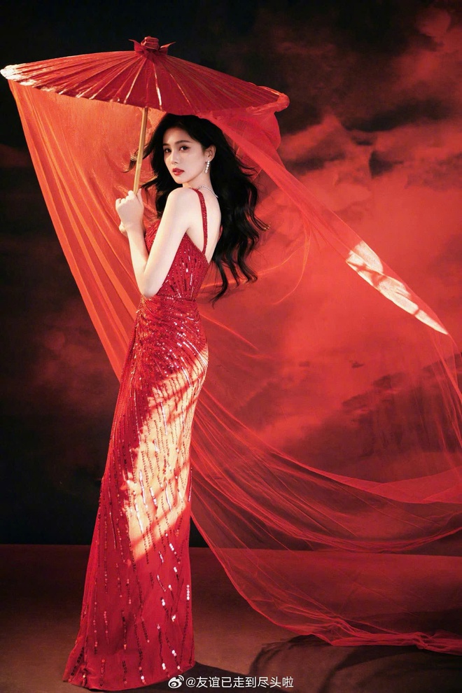 Sao Cbiz "nhuộm đỏ" m&ugrave;ng 1: Mẹ con Angelababy nghi ăn Tết với Huỳnh Hiểu Minh, 1 mỹ nam chi 980 triệu l&igrave; x&igrave; fan- Ảnh 19.