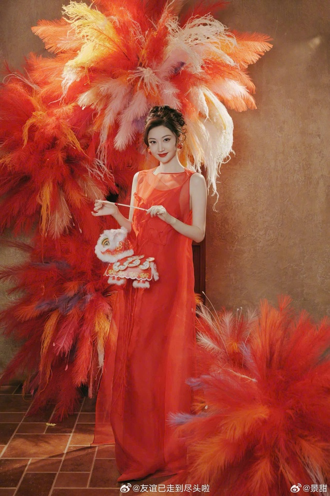 Sao Cbiz "nhuộm đỏ" m&ugrave;ng 1: Mẹ con Angelababy nghi ăn Tết với Huỳnh Hiểu Minh, 1 mỹ nam chi 980 triệu l&igrave; x&igrave; fan- Ảnh 18.