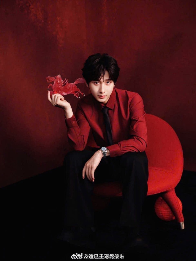 Sao Cbiz "nhuộm đỏ" m&ugrave;ng 1: Mẹ con Angelababy nghi ăn Tết với Huỳnh Hiểu Minh, 1 mỹ nam chi 980 triệu l&igrave; x&igrave; fan- Ảnh 26.