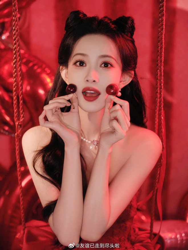 Sao Cbiz "nhuộm đỏ" m&ugrave;ng 1: Mẹ con Angelababy nghi ăn Tết với Huỳnh Hiểu Minh, 1 mỹ nam chi 980 triệu l&igrave; x&igrave; fan- Ảnh 16.