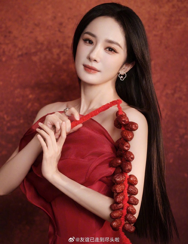 Sao Cbiz "nhuộm đỏ" m&ugrave;ng 1: Mẹ con Angelababy nghi ăn Tết với Huỳnh Hiểu Minh, 1 mỹ nam chi 980 triệu l&igrave; x&igrave; fan- Ảnh 15.