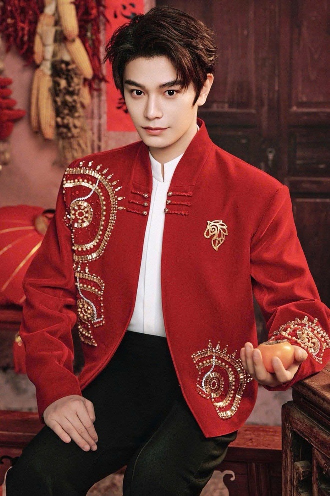 Sao Cbiz "nhuộm đỏ" m&ugrave;ng 1: Mẹ con Angelababy nghi ăn Tết với Huỳnh Hiểu Minh, 1 mỹ nam chi 980 triệu l&igrave; x&igrave; fan- Ảnh 21.