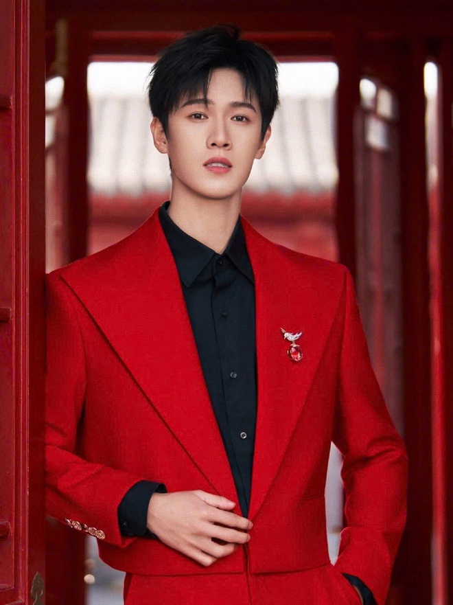 Sao Cbiz "nhuộm đỏ" m&ugrave;ng 1: Mẹ con Angelababy nghi ăn Tết với Huỳnh Hiểu Minh, 1 mỹ nam chi 980 triệu l&igrave; x&igrave; fan- Ảnh 22.