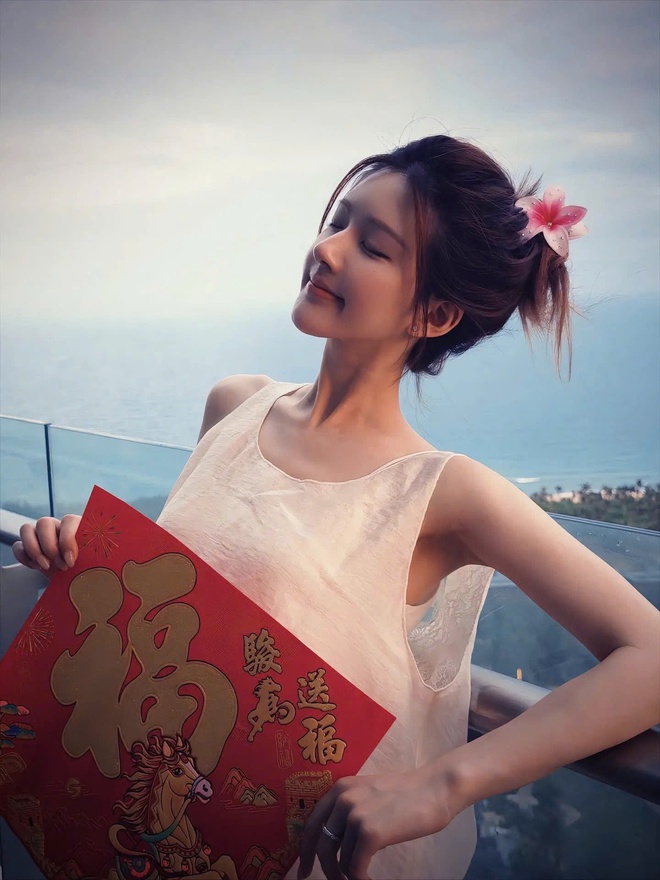 Sao Cbiz "nhuộm đỏ" m&ugrave;ng 1: Mẹ con Angelababy nghi ăn Tết với Huỳnh Hiểu Minh, 1 mỹ nam chi 980 triệu l&igrave; x&igrave; fan- Ảnh 4.