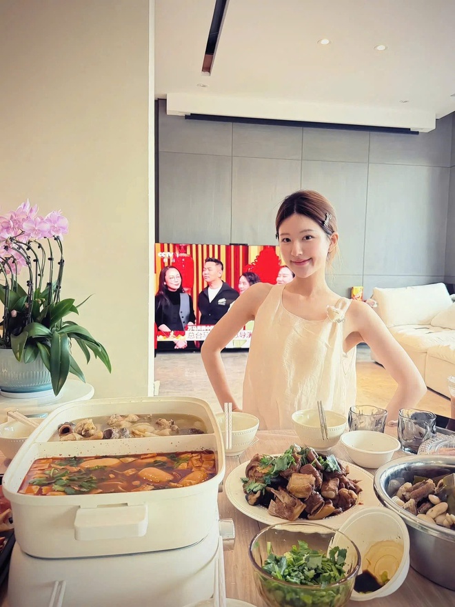 Sao Cbiz "nhuộm đỏ" m&ugrave;ng 1: Mẹ con Angelababy nghi ăn Tết với Huỳnh Hiểu Minh, 1 mỹ nam chi 980 triệu l&igrave; x&igrave; fan- Ảnh 3.