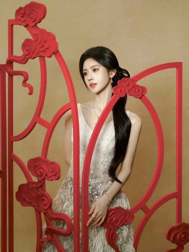 Sao Cbiz "nhuộm đỏ" m&ugrave;ng 1: Mẹ con Angelababy nghi ăn Tết với Huỳnh Hiểu Minh, 1 mỹ nam chi 980 triệu l&igrave; x&igrave; fan- Ảnh 13.