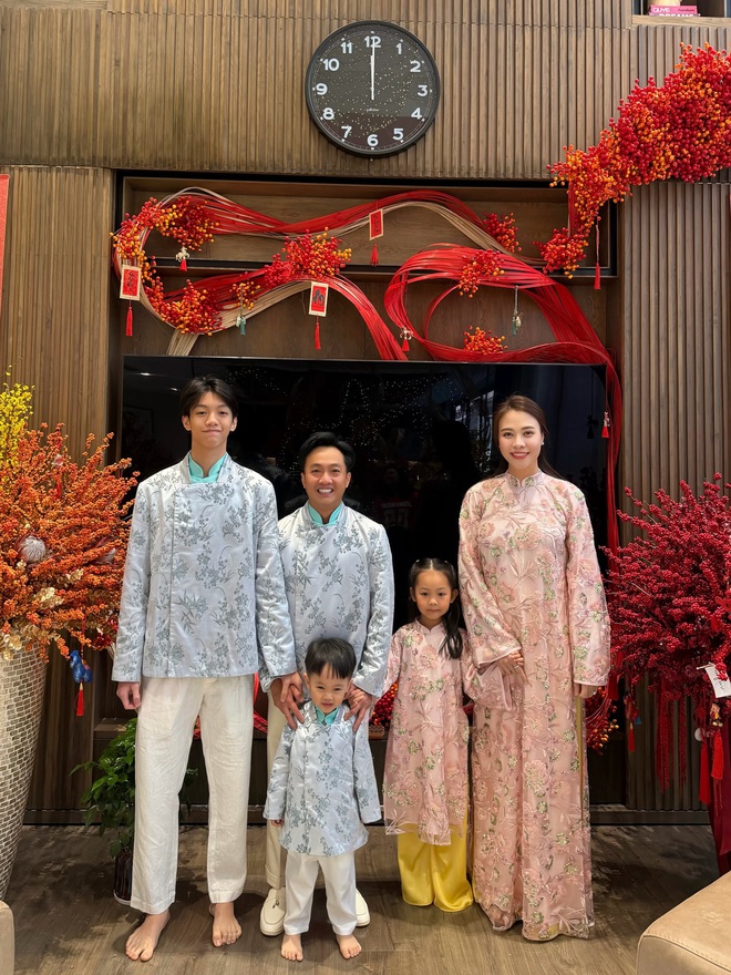 Đây đích thị là chiếc áo dài được sao Việt "sủng" nhất: Hoàng Thuỳ Linh mỗi mùng 1 màu, nhiều mỹ nữ đụng hàng- Ảnh 12. Đây đích thị là chiếc áo dài được sao Việt "sủng" nhất: Hoàng Thuỳ Linh mỗi mùng 1 màu, nhiều mỹ nữ đụng hàng- Ảnh 12.