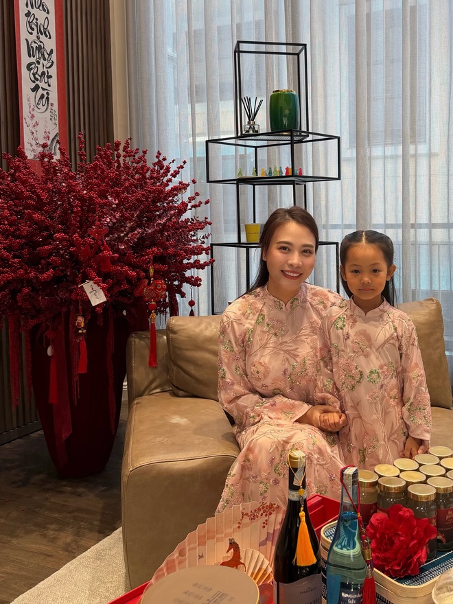 Đây đích thị là chiếc áo dài được sao Việt "sủng" nhất: Hoàng Thuỳ Linh mỗi mùng 1 màu, nhiều mỹ nữ đụng hàng- Ảnh 13. Đây đích thị là chiếc áo dài được sao Việt "sủng" nhất: Hoàng Thuỳ Linh mỗi mùng 1 màu, nhiều mỹ nữ đụng hàng- Ảnh 13.