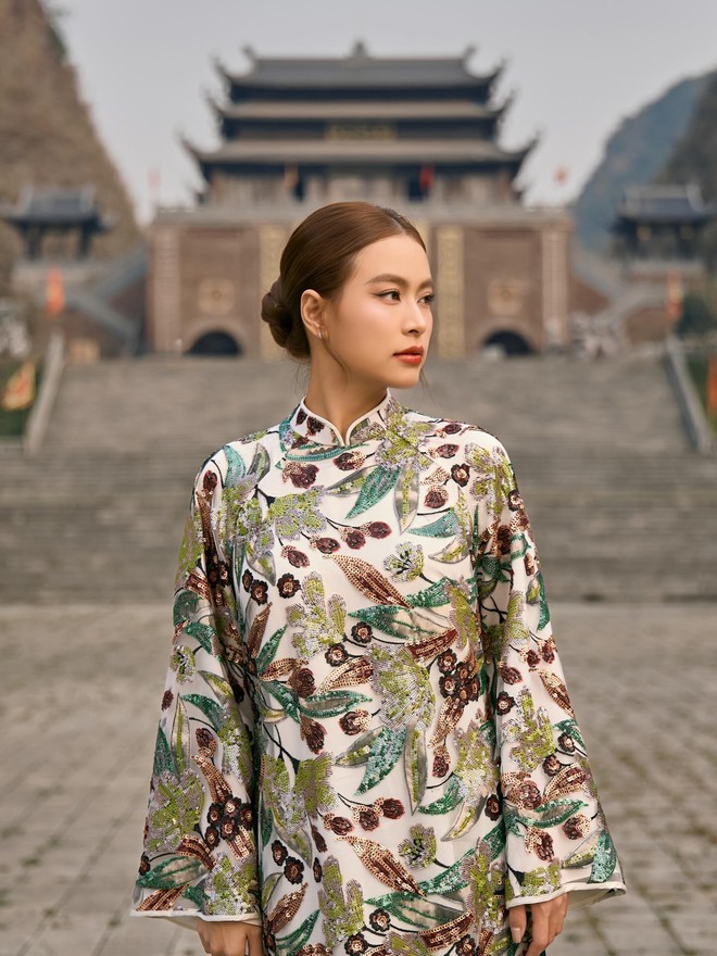 Đây đích thị là chiếc áo dài được sao Việt "sủng" nhất: Hoàng Thuỳ Linh mỗi mùng 1 màu, nhiều mỹ nữ đụng hàng- Ảnh 5. Đây đích thị là chiếc áo dài được sao Việt "sủng" nhất: Hoàng Thuỳ Linh mỗi mùng 1 màu, nhiều mỹ nữ đụng hàng- Ảnh 5.