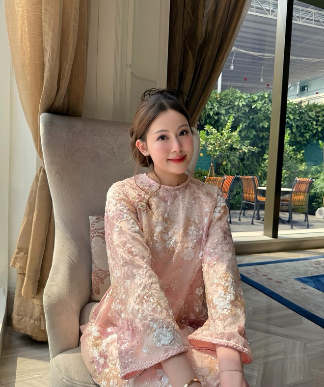 Đây đích thị là chiếc áo dài được sao Việt "sủng" nhất: Hoàng Thuỳ Linh mỗi mùng 1 màu, nhiều mỹ nữ đụng hàng- Ảnh 20. Đây đích thị là chiếc áo dài được sao Việt "sủng" nhất: Hoàng Thuỳ Linh mỗi mùng 1 màu, nhiều mỹ nữ đụng hàng- Ảnh 20.