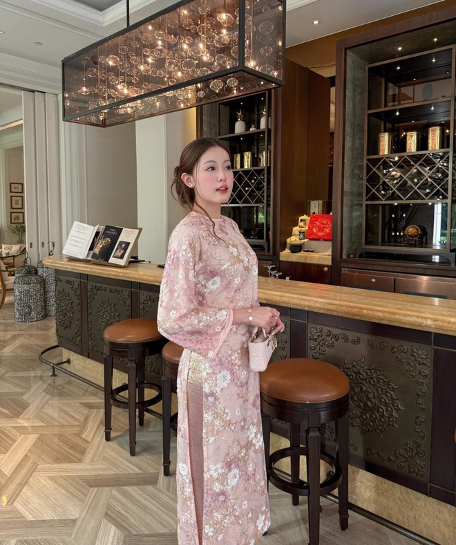 Đây đích thị là chiếc áo dài được sao Việt "sủng" nhất: Hoàng Thuỳ Linh mỗi mùng 1 màu, nhiều mỹ nữ đụng hàng- Ảnh 21. Đây đích thị là chiếc áo dài được sao Việt "sủng" nhất: Hoàng Thuỳ Linh mỗi mùng 1 màu, nhiều mỹ nữ đụng hàng- Ảnh 21.