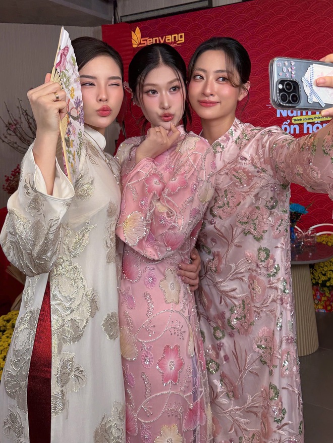 Đây đích thị là chiếc áo dài được sao Việt "sủng" nhất: Hoàng Thuỳ Linh mỗi mùng 1 màu, nhiều mỹ nữ đụng hàng- Ảnh 10. Đây đích thị là chiếc áo dài được sao Việt "sủng" nhất: Hoàng Thuỳ Linh mỗi mùng 1 màu, nhiều mỹ nữ đụng hàng- Ảnh 10.