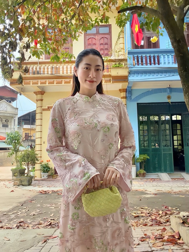 Đây đích thị là chiếc áo dài được sao Việt "sủng" nhất: Hoàng Thuỳ Linh mỗi mùng 1 màu, nhiều mỹ nữ đụng hàng- Ảnh 9. Đây đích thị là chiếc áo dài được sao Việt "sủng" nhất: Hoàng Thuỳ Linh mỗi mùng 1 màu, nhiều mỹ nữ đụng hàng- Ảnh 9.