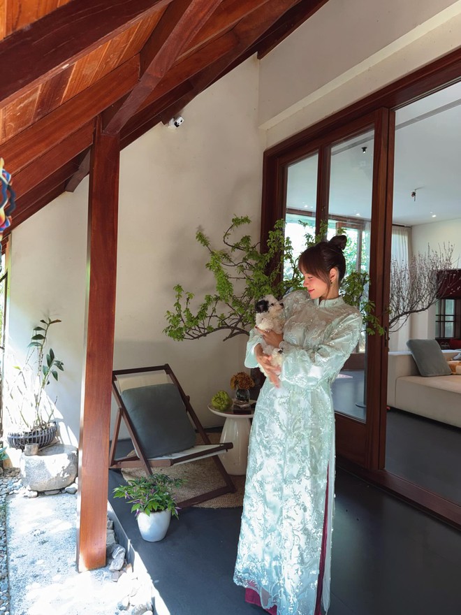 Đây đích thị là chiếc áo dài được sao Việt "sủng" nhất: Hoàng Thuỳ Linh mỗi mùng 1 màu, nhiều mỹ nữ đụng hàng- Ảnh 7. Đây đích thị là chiếc áo dài được sao Việt "sủng" nhất: Hoàng Thuỳ Linh mỗi mùng 1 màu, nhiều mỹ nữ đụng hàng- Ảnh 7.