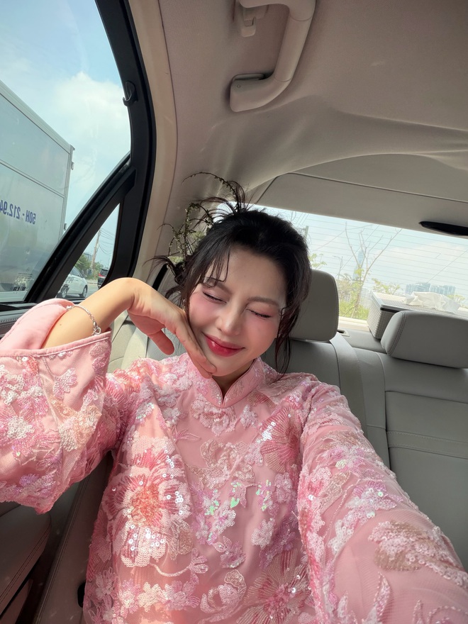 Đây đích thị là chiếc áo dài được sao Việt "sủng" nhất: Hoàng Thuỳ Linh mỗi mùng 1 màu, nhiều mỹ nữ đụng hàng- Ảnh 14. Đây đích thị là chiếc áo dài được sao Việt "sủng" nhất: Hoàng Thuỳ Linh mỗi mùng 1 màu, nhiều mỹ nữ đụng hàng- Ảnh 14.