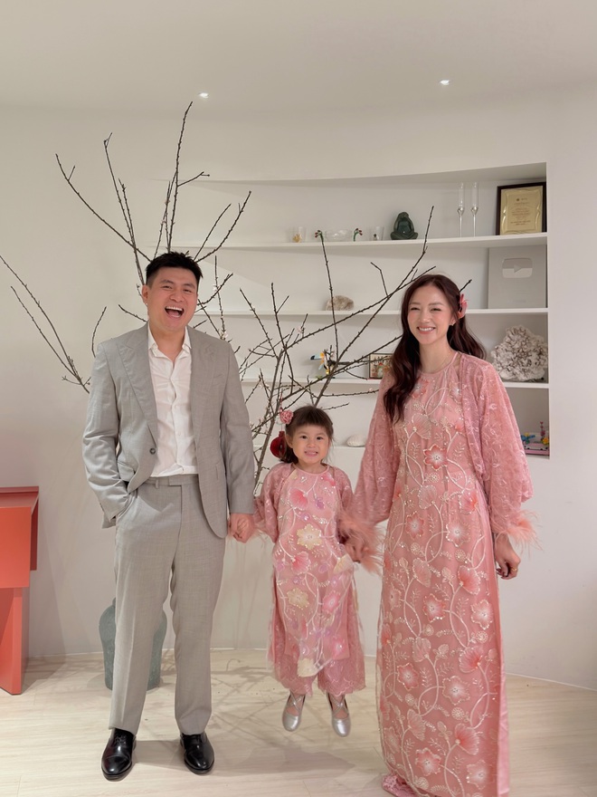 Đây đích thị là chiếc áo dài được sao Việt "sủng" nhất: Hoàng Thuỳ Linh mỗi mùng 1 màu, nhiều mỹ nữ đụng hàng- Ảnh 17. Đây đích thị là chiếc áo dài được sao Việt "sủng" nhất: Hoàng Thuỳ Linh mỗi mùng 1 màu, nhiều mỹ nữ đụng hàng- Ảnh 17.