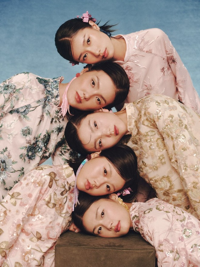 Đây đích thị là chiếc áo dài được sao Việt "sủng" nhất: Hoàng Thuỳ Linh mỗi mùng 1 màu, nhiều mỹ nữ đụng hàng- Ảnh 2. Đây đích thị là chiếc áo dài được sao Việt "sủng" nhất: Hoàng Thuỳ Linh mỗi mùng 1 màu, nhiều mỹ nữ đụng hàng- Ảnh 2.