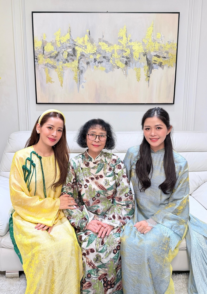 Tết nhất Chi Pu đeo vàng nặng người, fan vội hỏi trên cổ đang là mấy chục cây?- Ảnh 11. Tết nhất Chi Pu đeo vàng nặng người, fan vội hỏi trên cổ đang là mấy chục cây?- Ảnh 11.