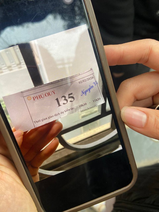 Người mua v&agrave;ng, mua bạc h&ocirc;m nay: Xếp h&agrave;ng từ 3h s&aacute;ng đến gần 11h trưa mới đến lượt, đi l&uacute;c 6-7h th&igrave; x&aacute;c định về tay kh&ocirc;ng- Ảnh 4.