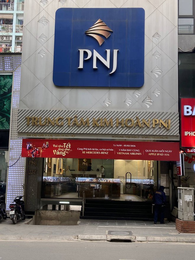 Người mua v&agrave;ng, mua bạc h&ocirc;m nay: Xếp h&agrave;ng từ 3h s&aacute;ng đến gần 11h trưa mới đến lượt, đi l&uacute;c 6-7h th&igrave; x&aacute;c định về tay kh&ocirc;ng- Ảnh 8.