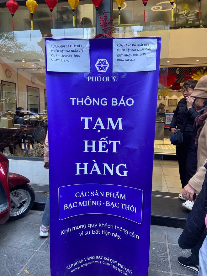 Người mua v&agrave;ng, mua bạc h&ocirc;m nay: Xếp h&agrave;ng từ 3h s&aacute;ng đến gần 11h trưa mới đến lượt, đi l&uacute;c 6-7h th&igrave; x&aacute;c định về tay kh&ocirc;ng- Ảnh 2.