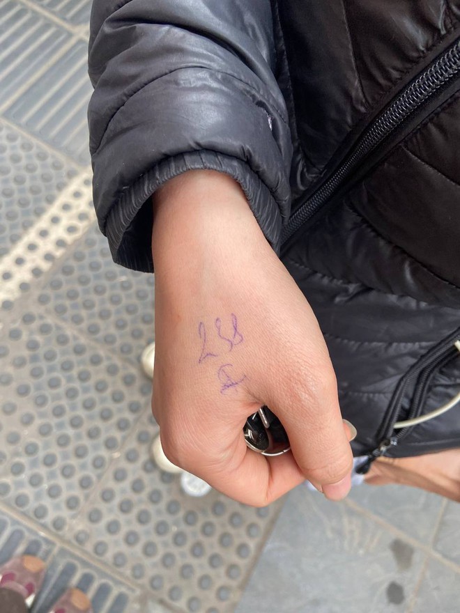 Người mua v&agrave;ng, mua bạc h&ocirc;m nay: Xếp h&agrave;ng từ 3h s&aacute;ng đến gần 11h trưa mới đến lượt, đi l&uacute;c 6-7h th&igrave; x&aacute;c định về tay kh&ocirc;ng- Ảnh 3.