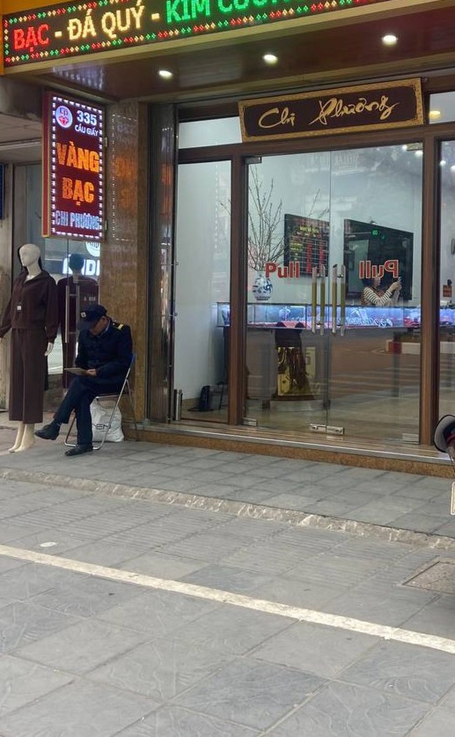 Người mua v&agrave;ng, mua bạc h&ocirc;m nay: Xếp h&agrave;ng từ 3h s&aacute;ng đến gần 11h trưa mới đến lượt, đi l&uacute;c 6-7h th&igrave; x&aacute;c định về tay kh&ocirc;ng- Ảnh 7.