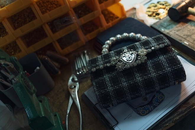 Thủ thuật “bán sự phù phiếm” cho người giàu từ "Nghệ thuật lừa dối của Sarah"- Ảnh 2. Thủ thuật “bán sự phù phiếm” cho người giàu từ "Nghệ thuật lừa dối của Sarah"- Ảnh 2.