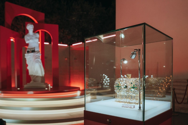 Thủ thuật “bán sự phù phiếm” cho người giàu từ "Nghệ thuật lừa dối của Sarah"- Ảnh 3. Thủ thuật “bán sự phù phiếm” cho người giàu từ "Nghệ thuật lừa dối của Sarah"- Ảnh 3.