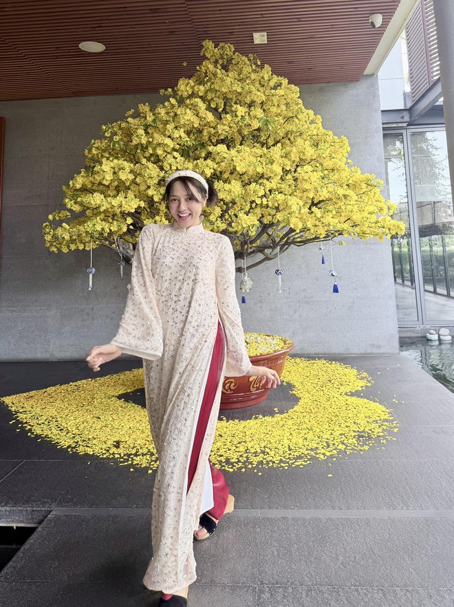 Bảo Anh diện váy ngủ "bỏng mắt" trên sofa được tổng tài Quốc Trường tặng- Ảnh 5. Bảo Anh diện váy ngủ "bỏng mắt" trên sofa được tổng tài Quốc Trường tặng- Ảnh 5.