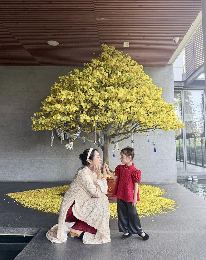 Bảo Anh diện váy ngủ "bỏng mắt" trên sofa được tổng tài Quốc Trường tặng- Ảnh 6. Bảo Anh diện váy ngủ "bỏng mắt" trên sofa được tổng tài Quốc Trường tặng- Ảnh 6.