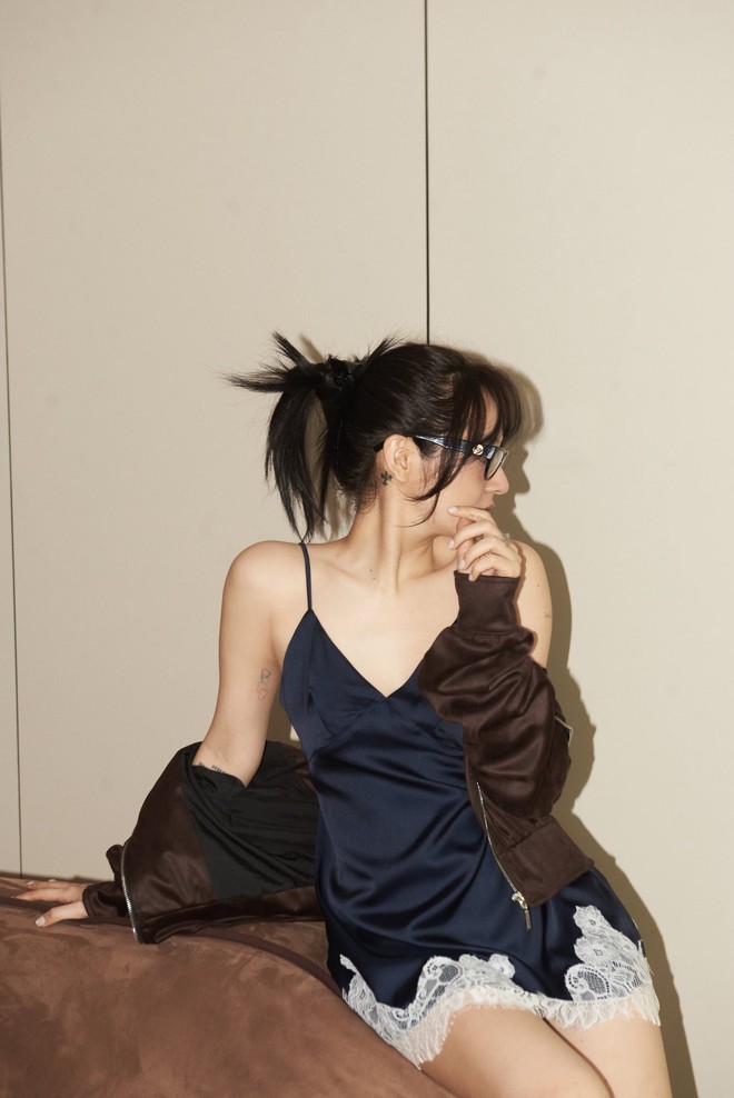 Bảo Anh diện váy ngủ "bỏng mắt" trên sofa được tổng tài Quốc Trường tặng- Ảnh 1. Bảo Anh diện váy ngủ "bỏng mắt" trên sofa được tổng tài Quốc Trường tặng- Ảnh 1.